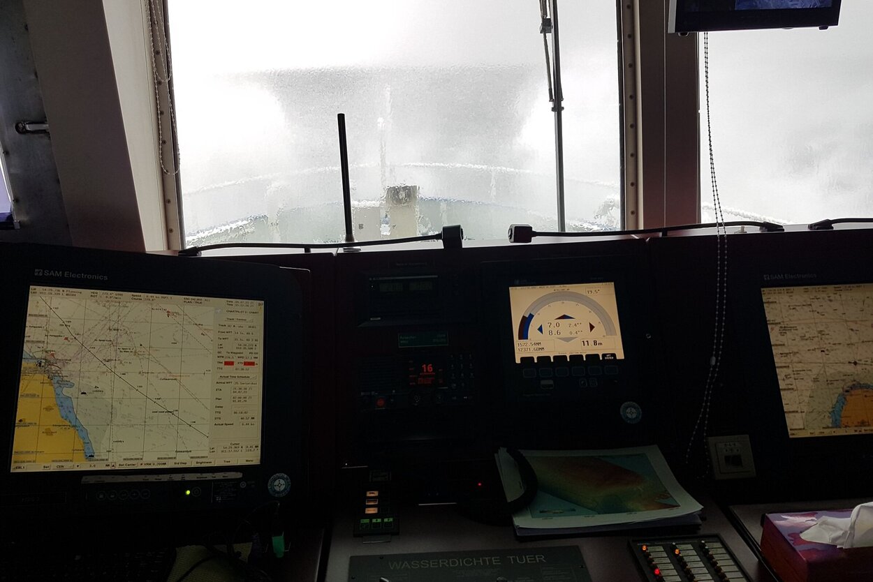 Schiffsbrücke bei Schlechtwetter