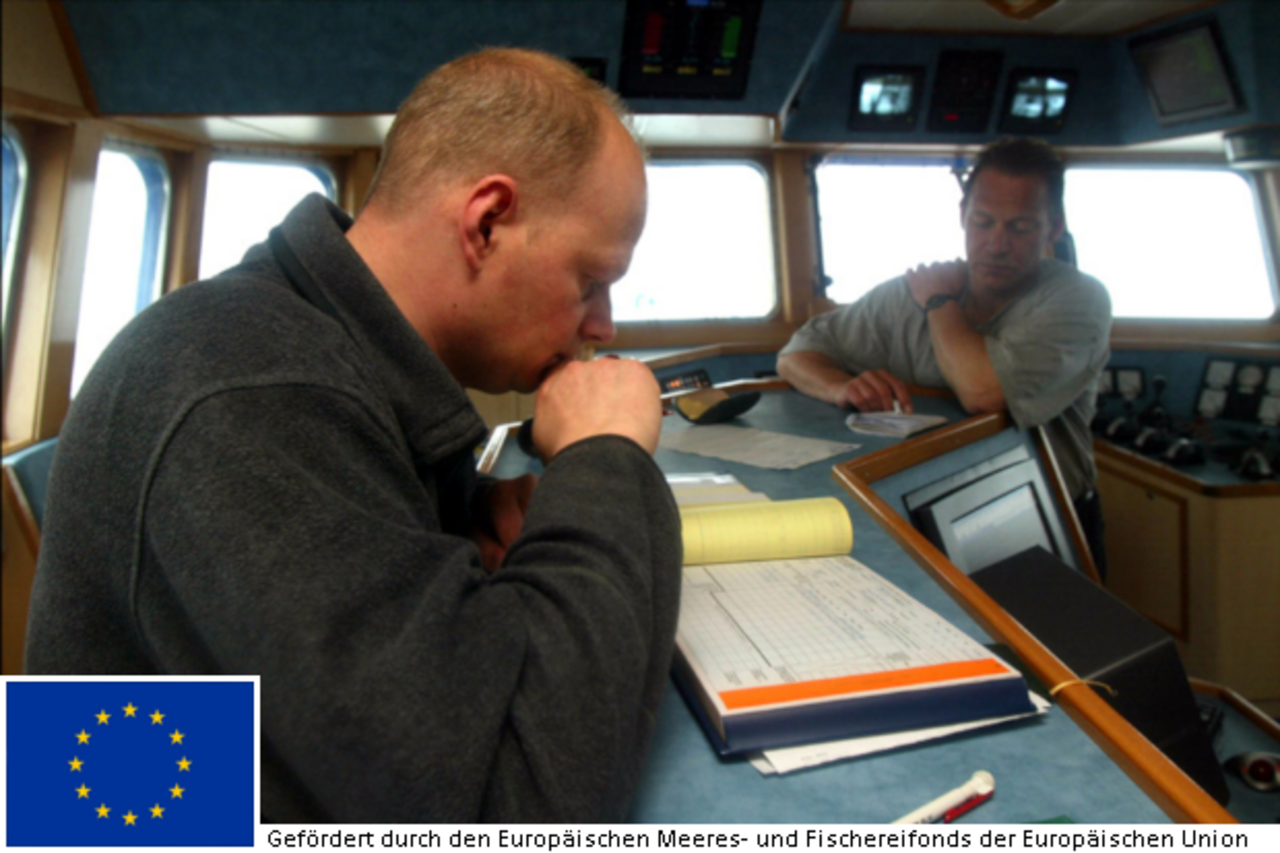 Inspektoren überprüfen das Logbuch eines Fischereifahrzeugs