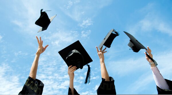 Fliegende Doktorhüte