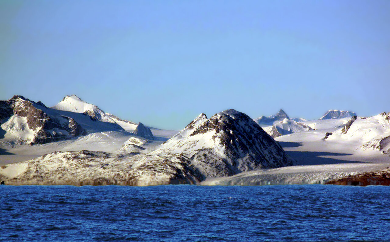 Blick auf Kap Bille und die Inlandsgletscher, die hier an Wasser stoßen