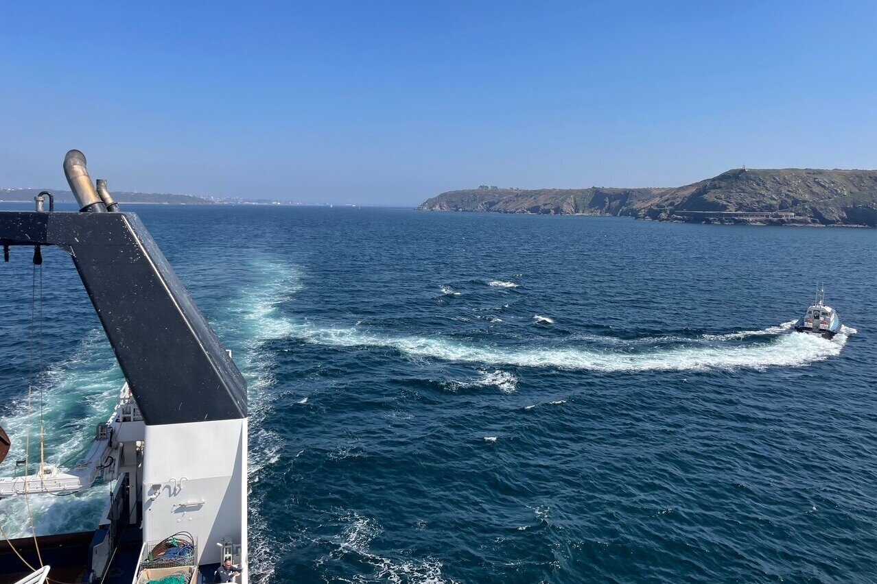 Abfahrt des Lotsenbootes nach unserem Aufenthalt in Brest. Ein Lotsenboot verlässt die Tarajoq in Richtung Küste.