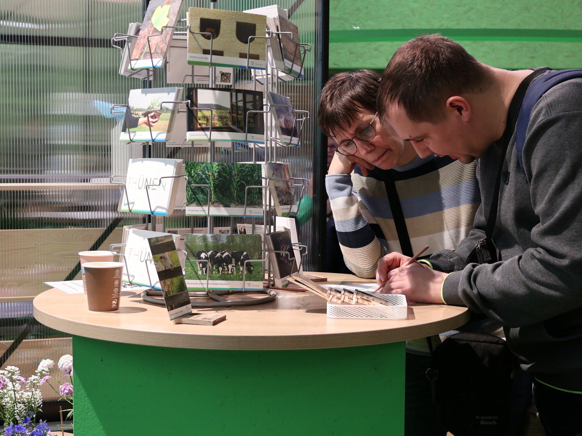 Am Stand des Thünen-Instituts für Holzforschung werden Umfragen zu Recycling-Holz ausgefüllt.