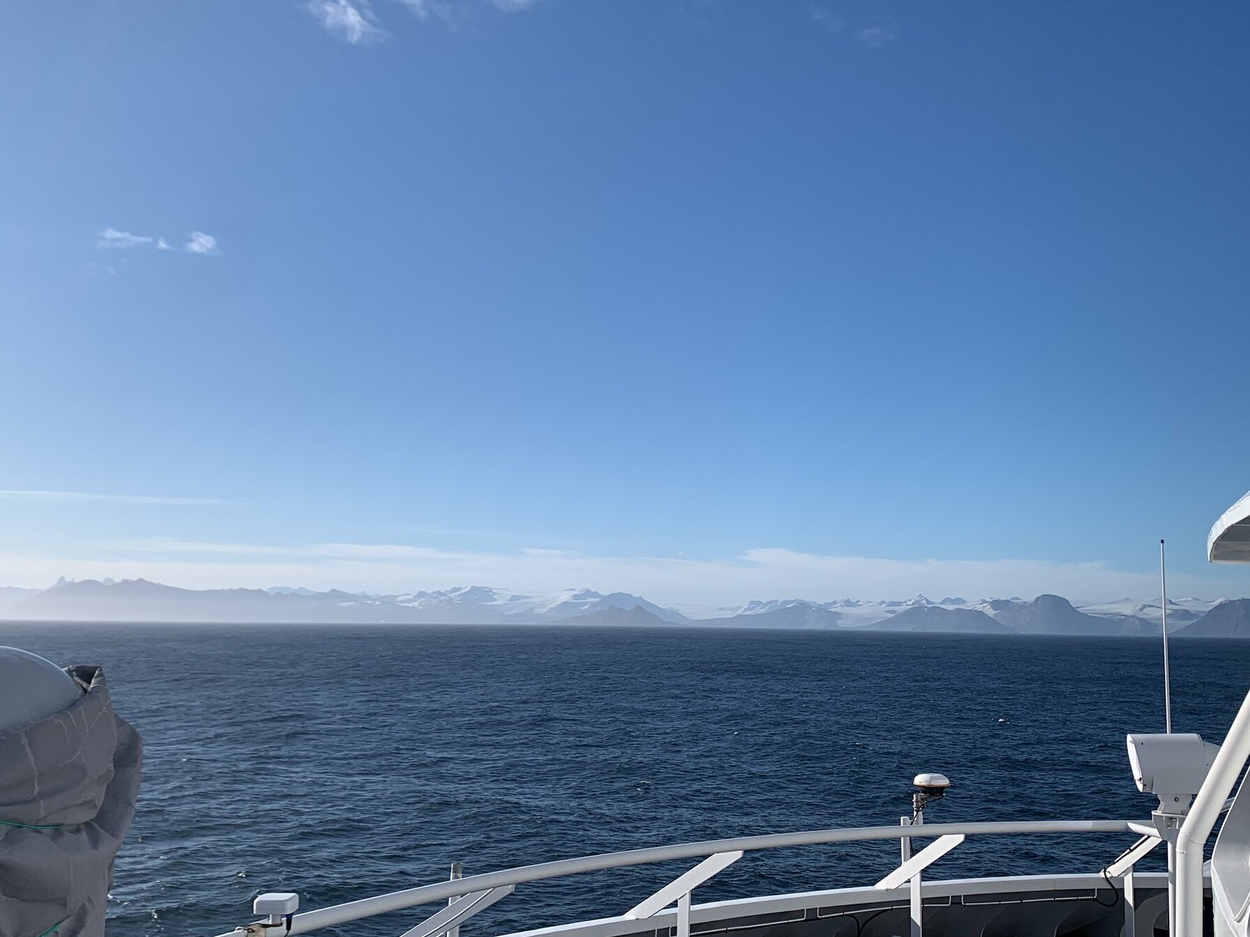 Die Küste von Ostgrönland von der Seeseite her betrachtet.