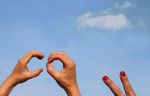 CO2 - Das Foto zeigt Hände die die Buchstaben C und O bilden und zwei Finger, die die 2 symbolisieren sollen.