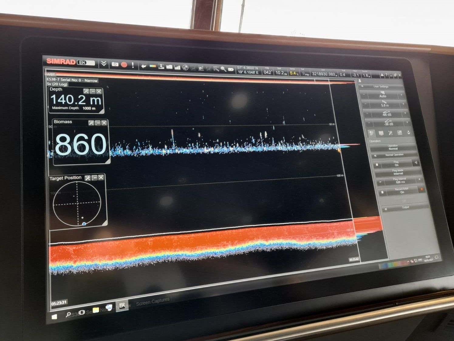 Ein Bildschirm mit einer bunten Linie, die vom Hydroakkustik Sensor entdeckten Fische symbolisiert