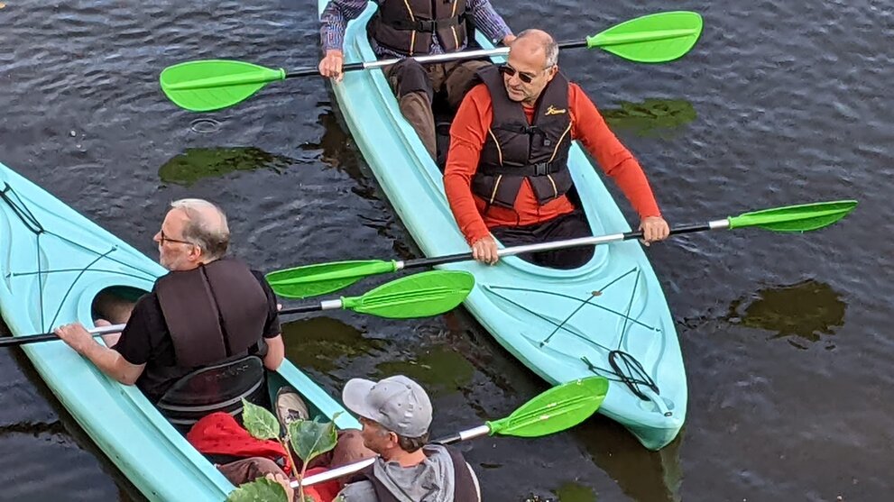 Fotos von Menschen im Kanu