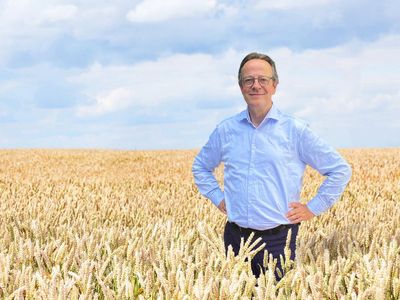 Thünen-Präsident Isermeyer steht in einem Weizenfeld