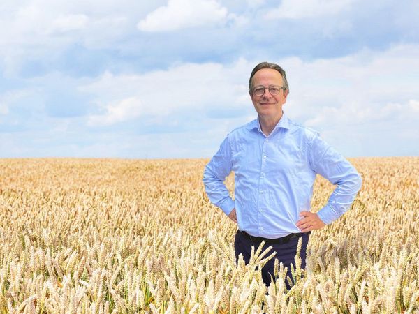 Thünen-Präsident Isermeyer steht in einem Weizenfeld