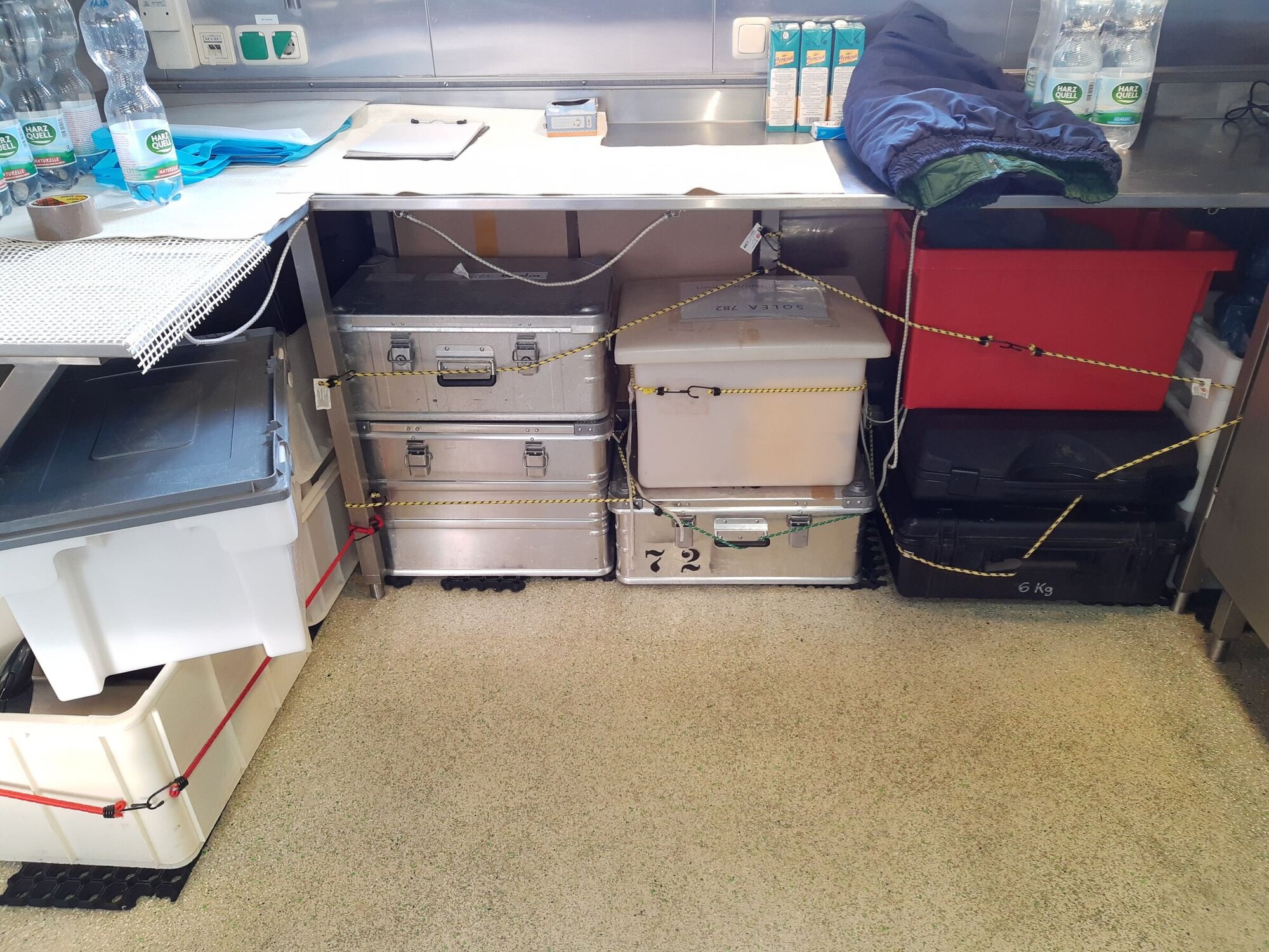 Die Kisten sind seesicher verstaut. Gesicherte Seekoffer unter Tischen fest verstaut.