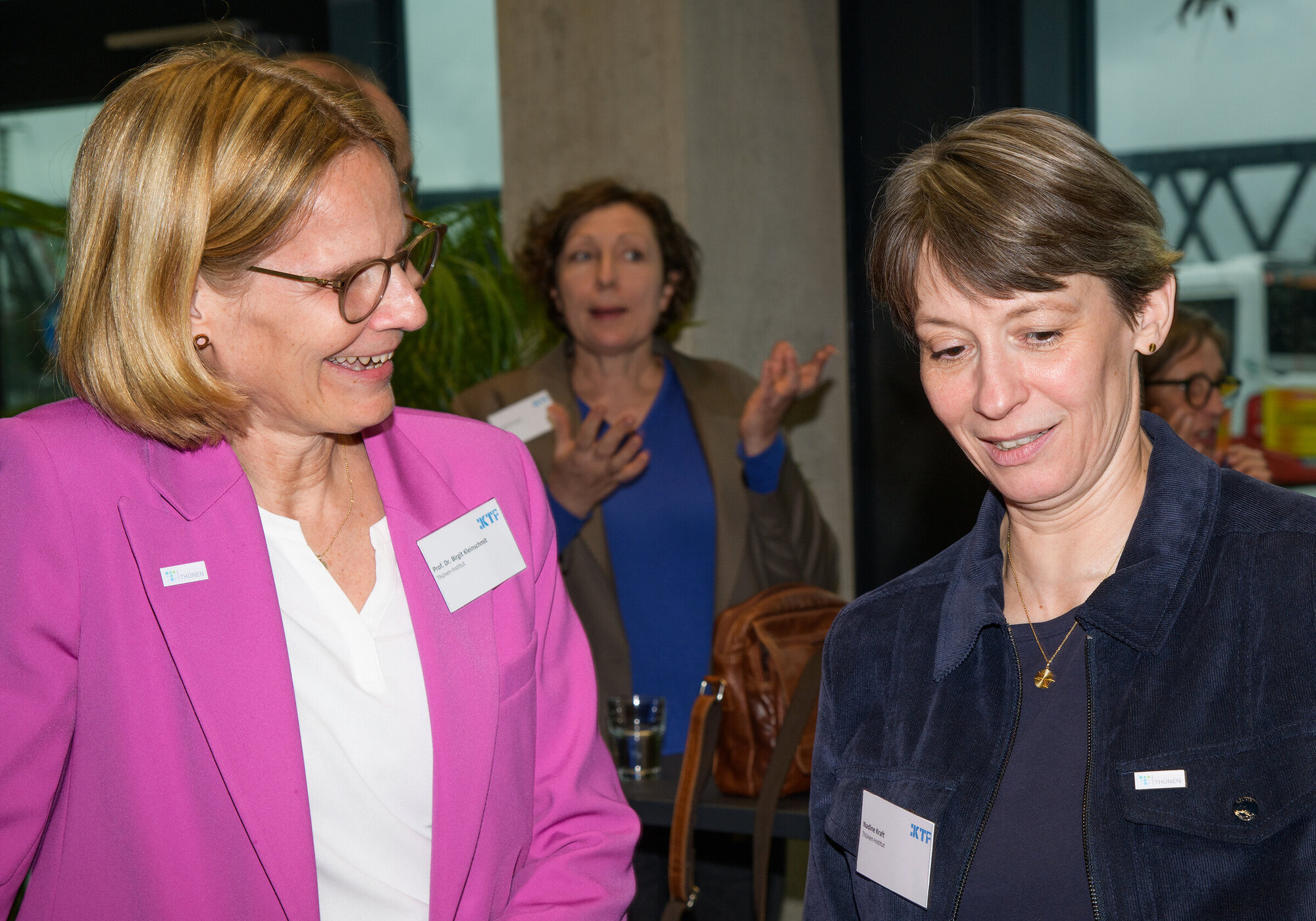 Birgit Kleinschmit (left), President of the Thünen Institute, and Nadine Kraft, Head of Communication at the Thünen Institute, were also among the guests. Two women in conversation.