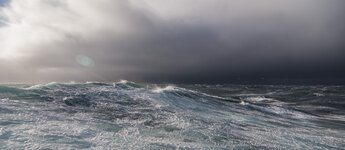 Stürmische See, eine hohe Welle.