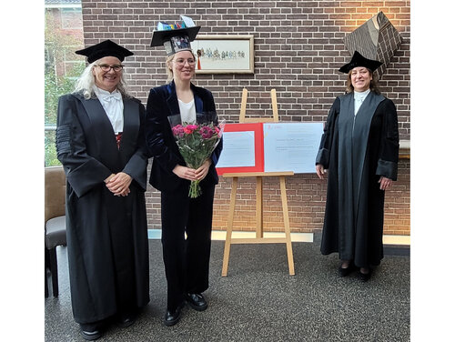 Die in der Bildunterschrift genannten Personen in festlicher Kleidung