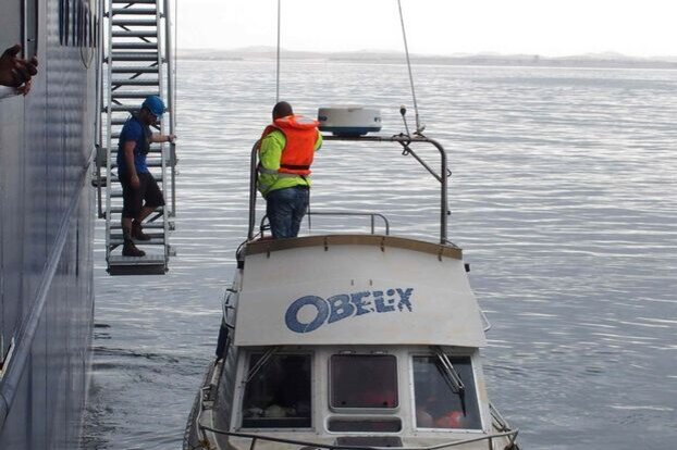 Begegnung mit Obelix: Das Tenderboot brachte vor Walvis Bay neue Crewmitglieder an Bord und andere an Land.