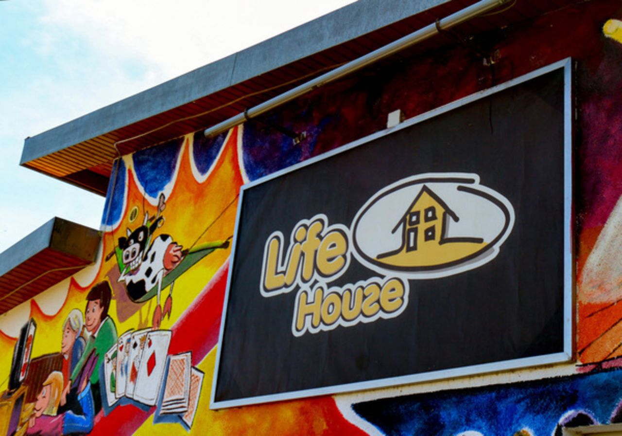 Die Abbildung zeigt beispielhaft das Life House in Stemwede, in dem partizipative Kinder- und Jugendarbeit im ländlichen Raum angeboten wird. Das Life House ist am Projekt JIVE nicht beteiligt.