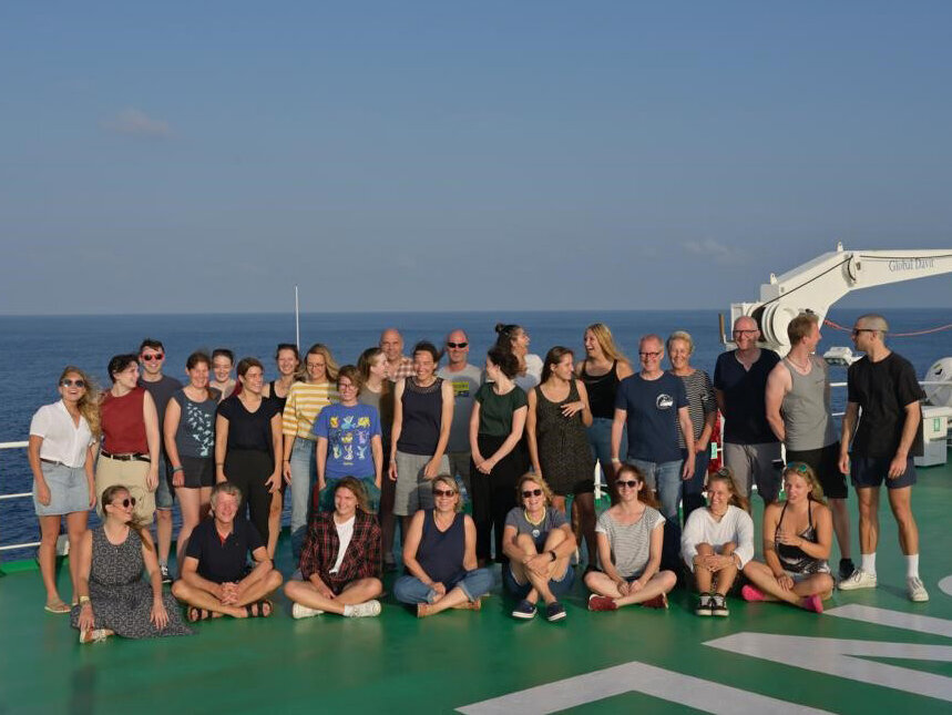 The scientific team on deck of the "SONNE" The scientific team on deck of the "SONNE".