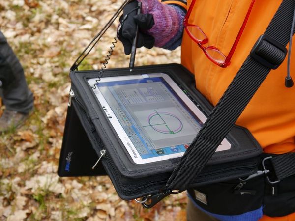 Eingabe der Daten der Bundeswaldinventur, Blick auf den tragbaren Monitor 