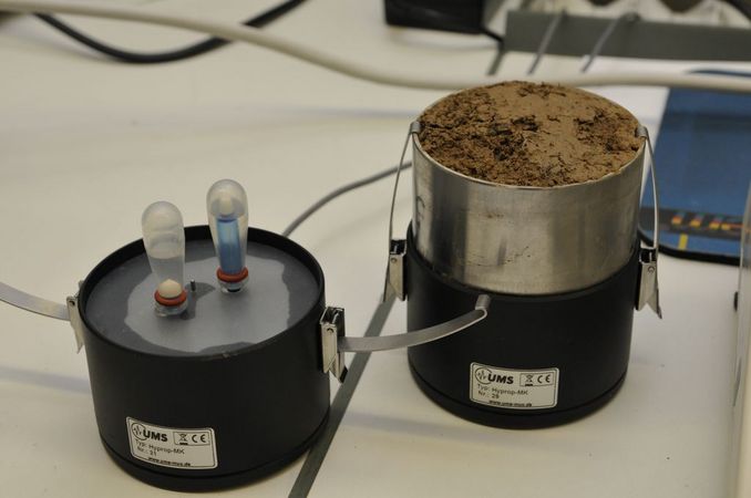 Measurement of hydraulic conductivity and water holding capacity on mineral soil samples