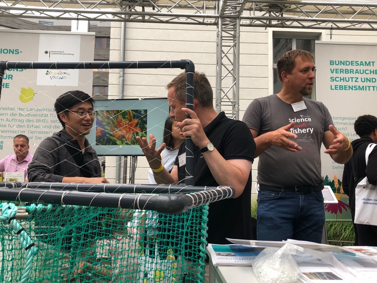 Christopher Zimmermann vom Thünen-Institut erläutert das Perlennetz, mit dem der beifang von Schweinswalen veringert werden soll. mit Besuchern