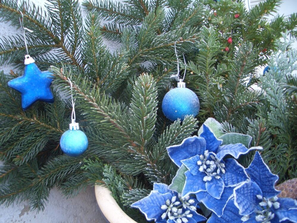 Fichtenzweige mit Kugeln