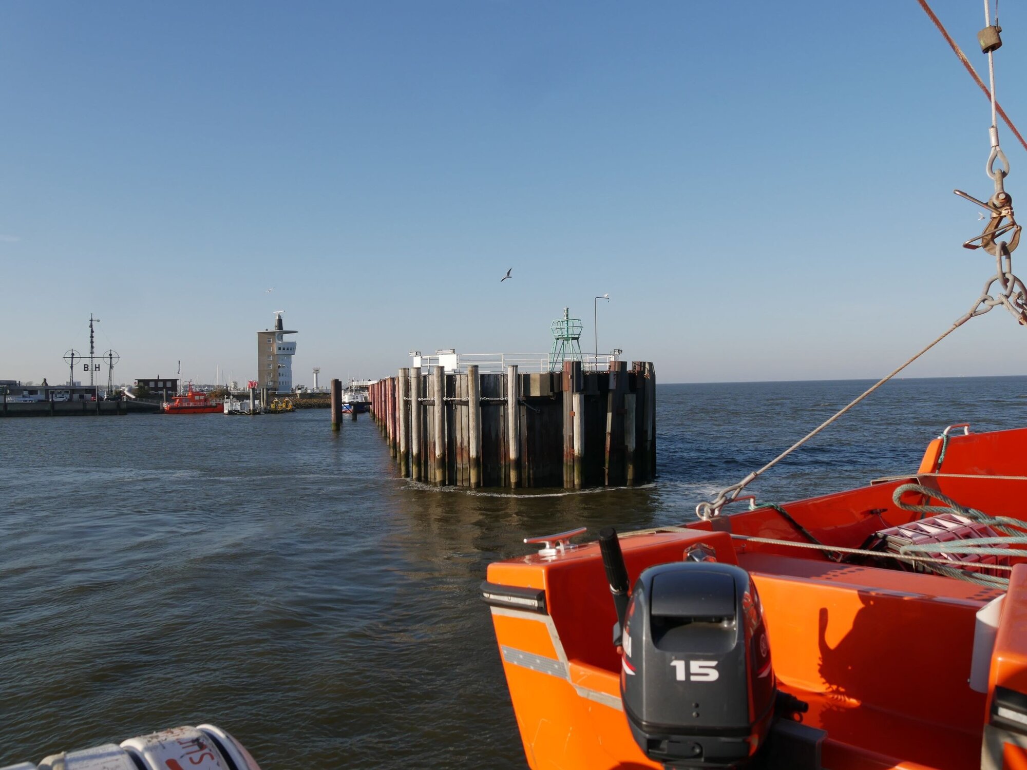Wir passieren die Hafeneinfahrt von Cuxhaven. Die Solea verlässt den Hafen