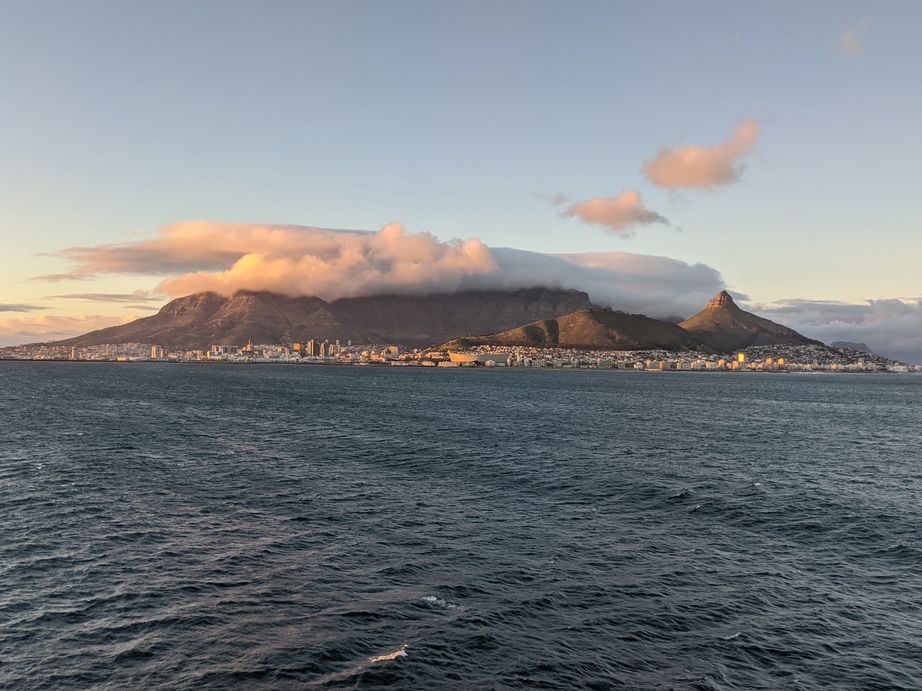 Der Tafelberg in Kapstadt, behangen von Wolken.