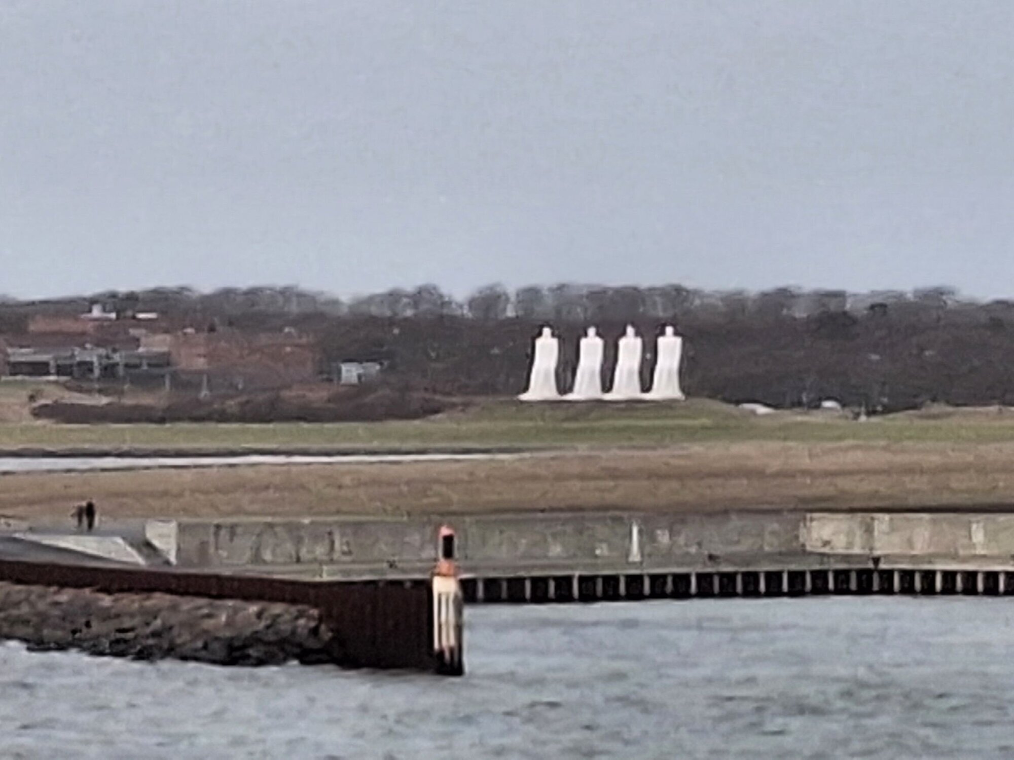 Vorbei an der bekannten, am Ufer stehenden Skulptur „Menschen am Meer“