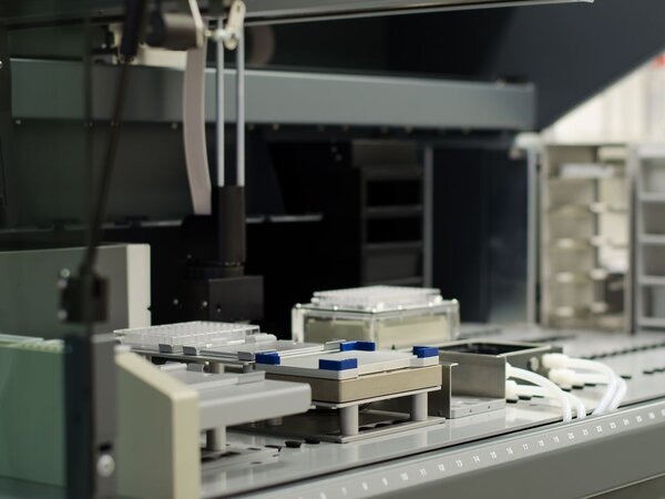 Klicken für eine Vergrösserung Labor-Roboter