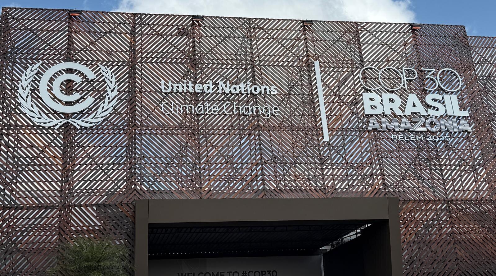 Eine Holzkonstruktion über einem Eingang auf der United Nations Climate Change und COP30 Brasil Amazonia Belem 2025 steht.