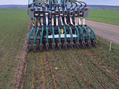 Gülle wird mit einem Spezialgerät in den Acker injiziert.