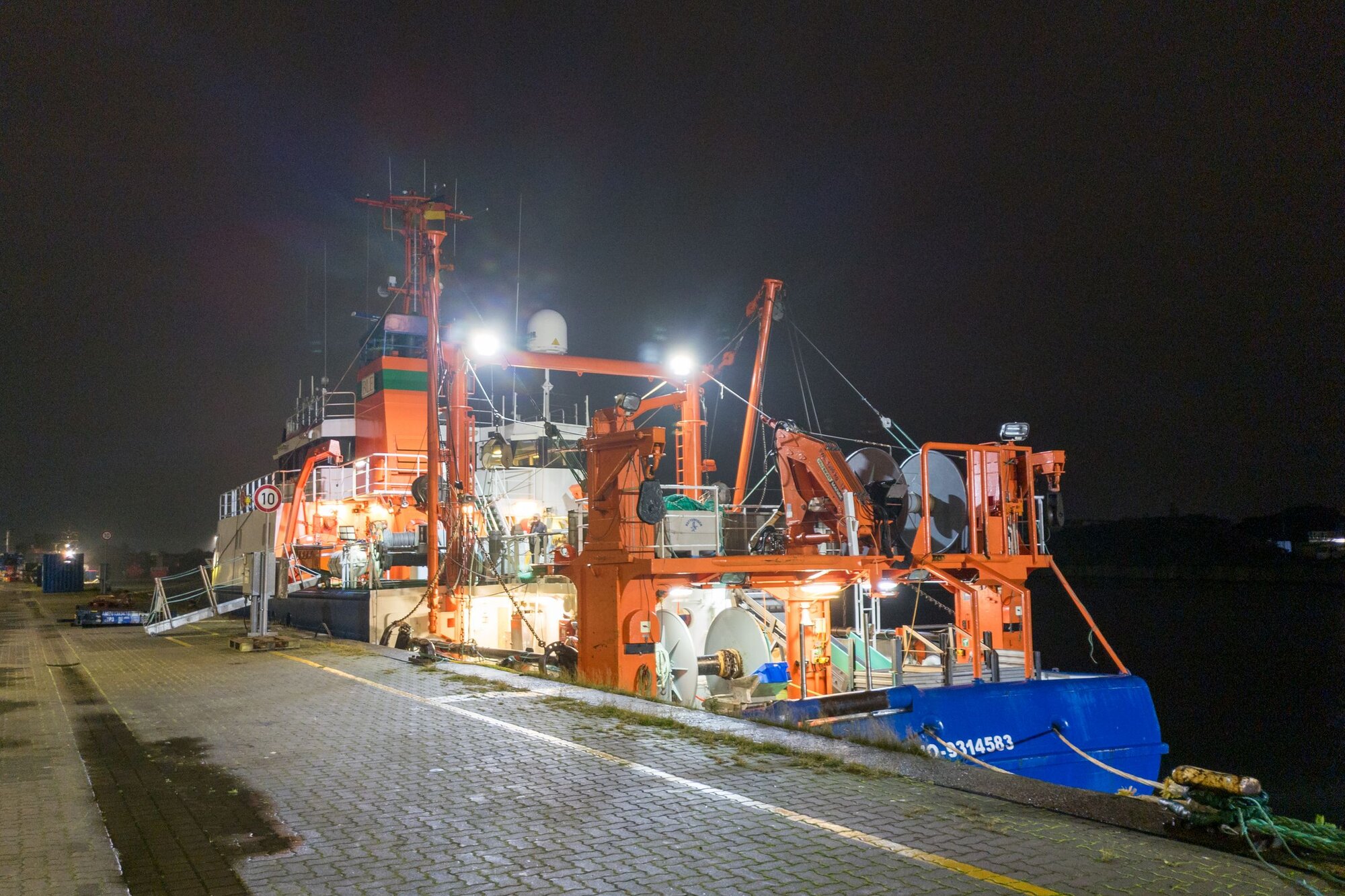 Abends sind wir wieder in Cuxhaven Das Schiff liegt an der Pier, Blick von hinten auf das Schiff.