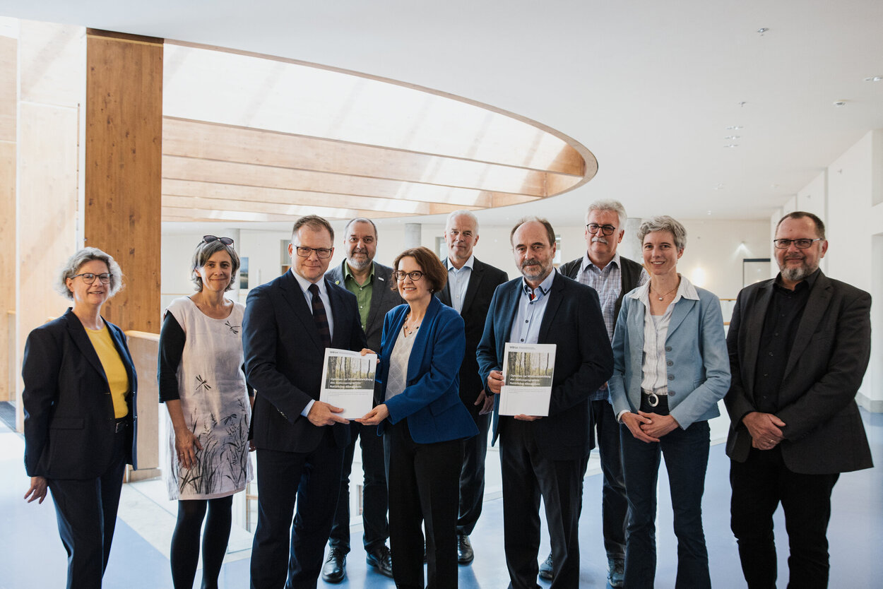Gruppenbild mit Bundesminister Carsten Schneider.