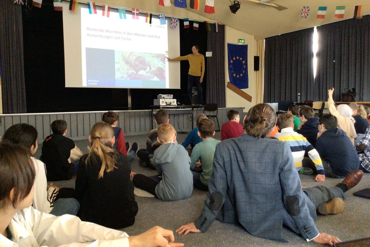 Schüler und Schülerinnen hören einen Vortrag