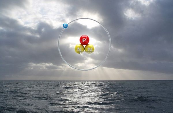 Symbolbild für Tritium im Meer: Ein Tritium-Atom vor einem Meeresbild. 