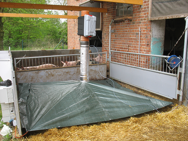 Measuring of gaseous emissions using a dynamica chamber in outdoor yards for fattening pigs
