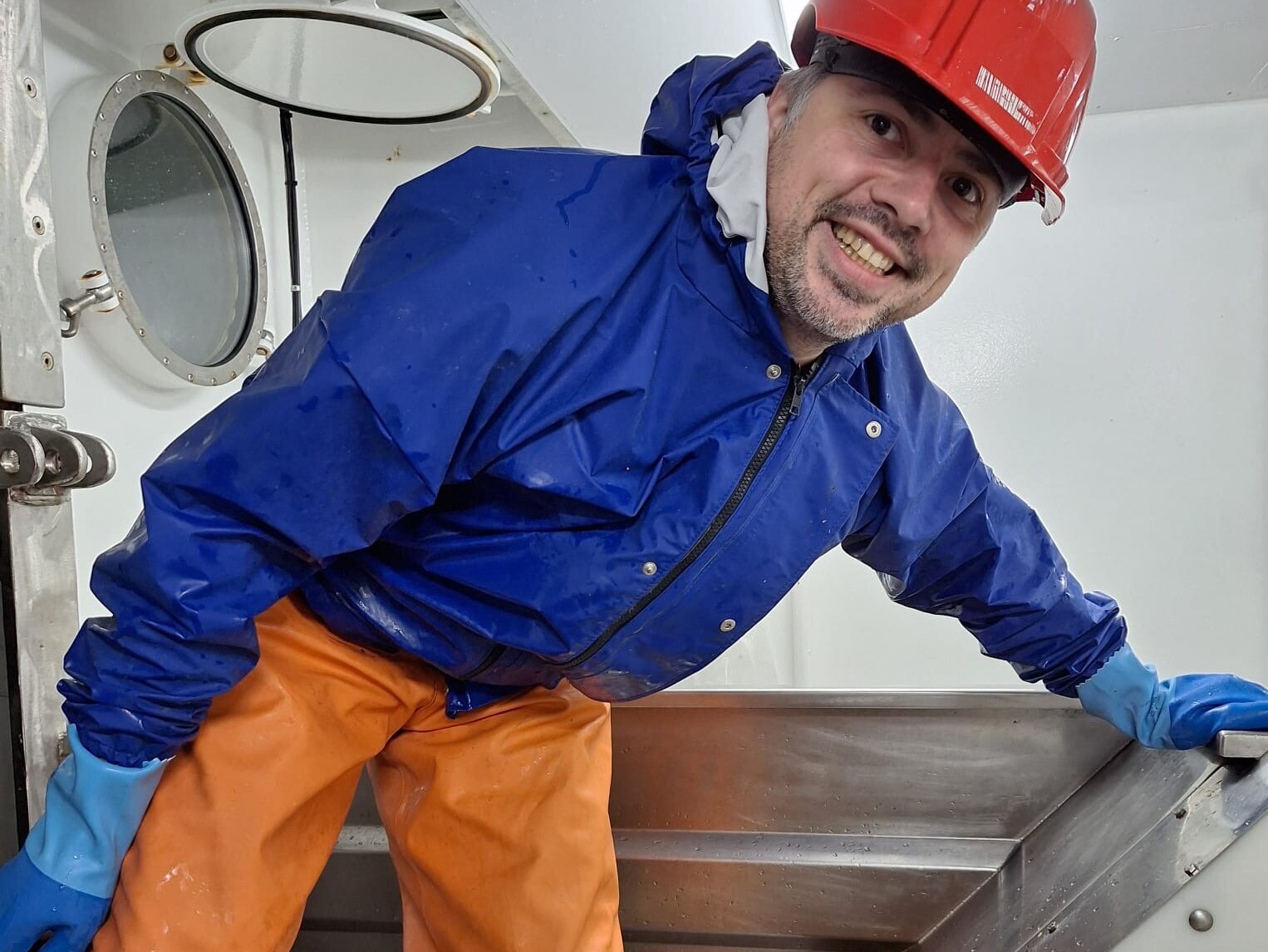 Gut gelaunter Mann an Bord der Walther Herwig.