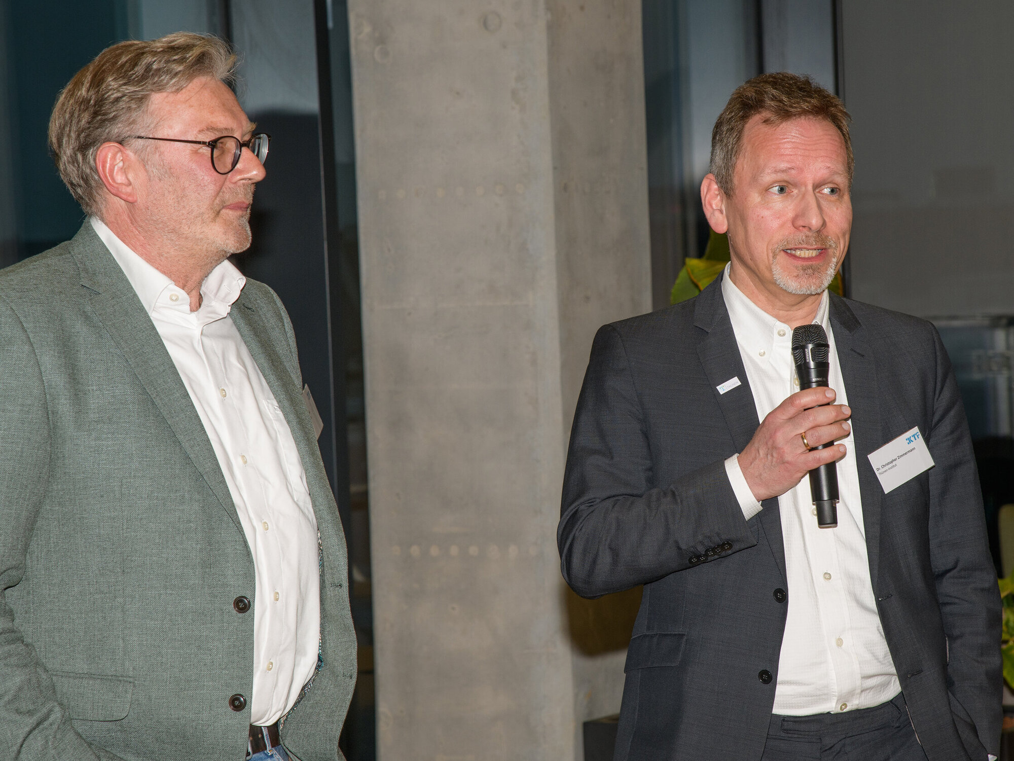 Gerd Kraus and Christopher Zimmermann outline what will happen next following the kick-off conference. Two people on stage.