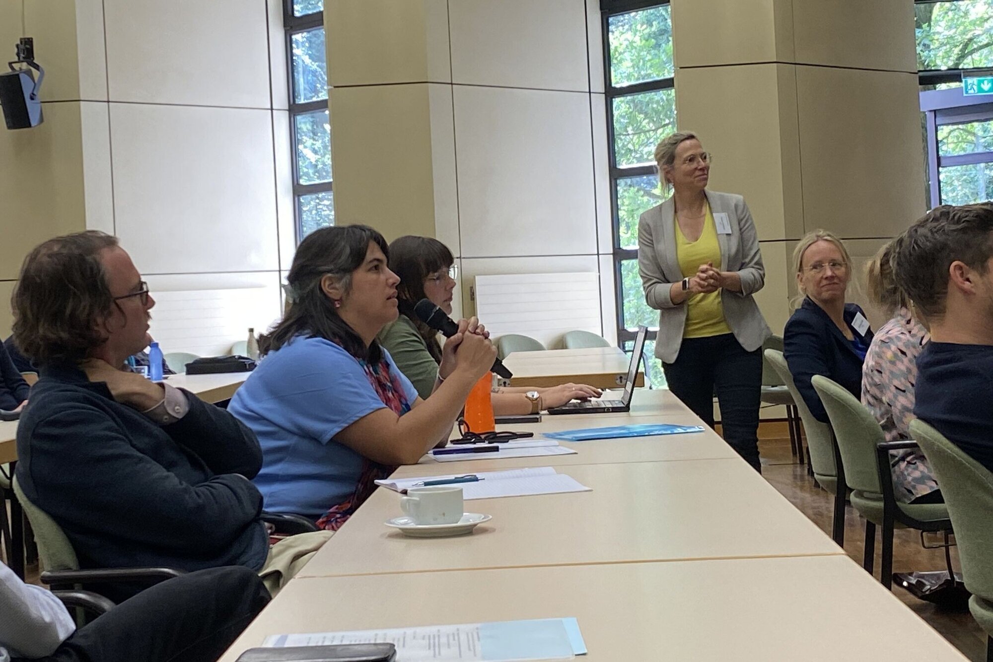 Personen in einer Diskussionsrunde