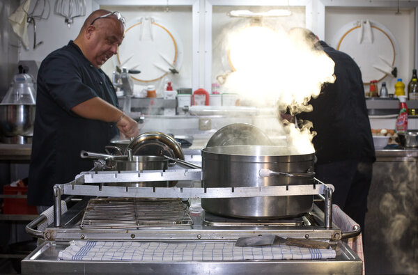 Die Schiffsköche in der Kombüse.