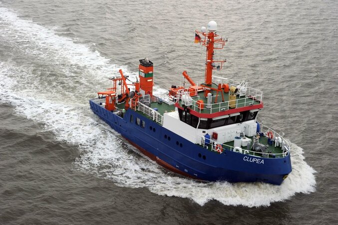 Der Forschungskutter Clupea von oben in voller Fahrt