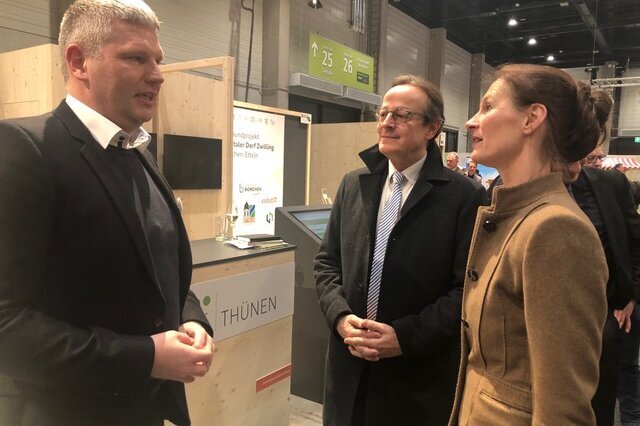 Thünen-Wissenschaftler Torsten Osigus mit der niedersächsischen Agrarministerin Miriam Staudte und Thünen-Präsident Folkhard Isermeyer.
