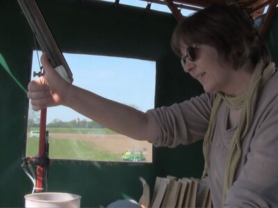 Eine Person sitzt in einer Landmaschine