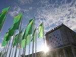 Foto des Nordeingangs des Berliner Messegeländes im Gegenlicht mit wehenden Grüne-Woche-Fahnen.