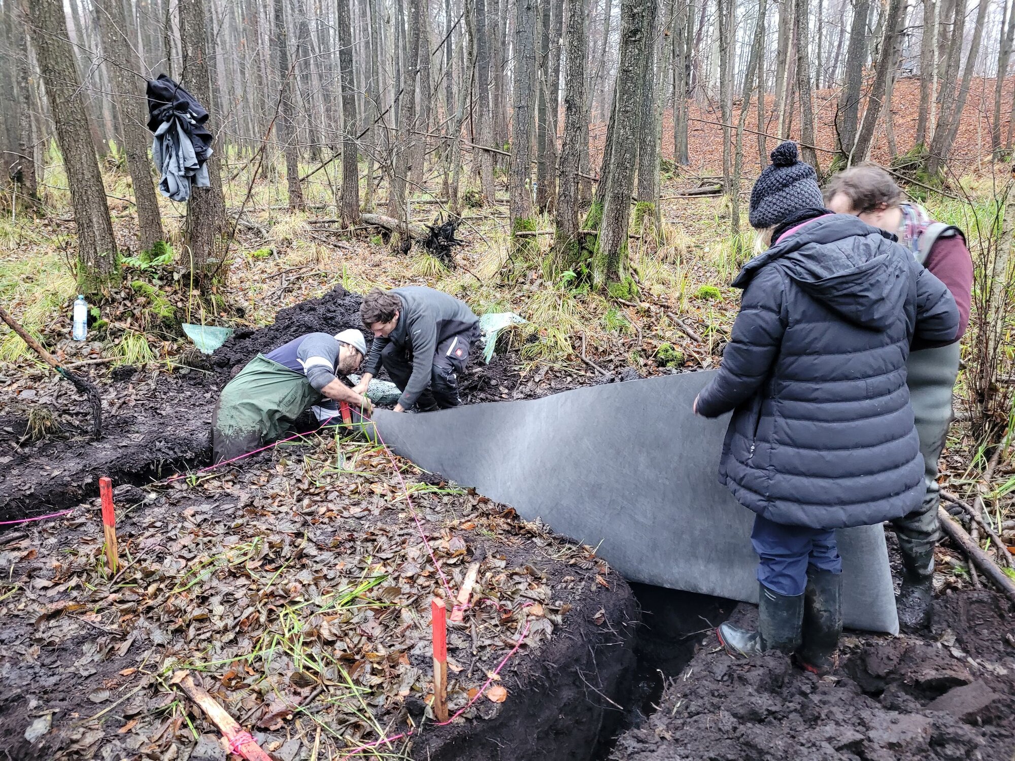 Die wasserdurchlässige Gewebefolie (Vlies) wird um den Messpunkt eingebracht. 