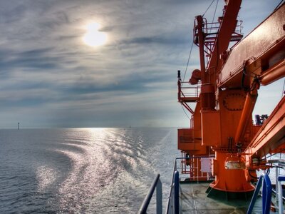 Blick über das Deck der Walther Herwig III auf das Meer im Gegenlicht 
