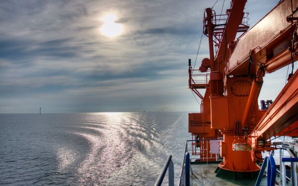 Blick über das Deck der Walther Herwig III auf das Meer im Gegenlicht 