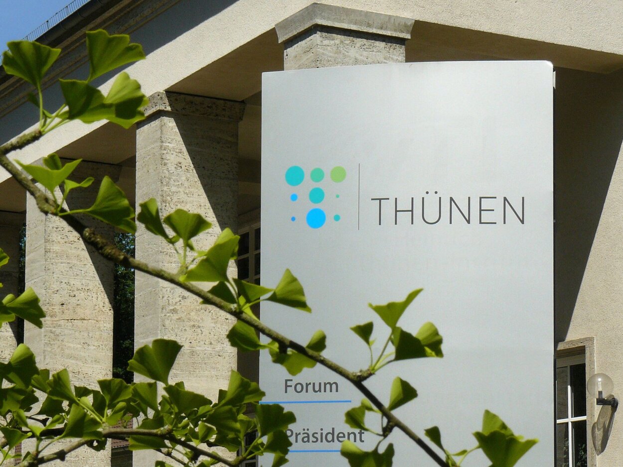 Stele mit der Aufschrift Thünen-Forum und Präsident 
