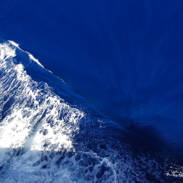 Bugwelle auf azurblauem Meer.