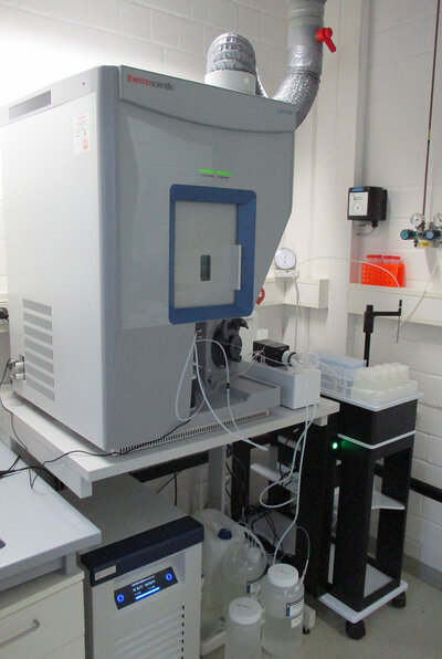 Das Foto zeigt ein Emissionsspektrometer der Firma Thermo Fisher Scientific.