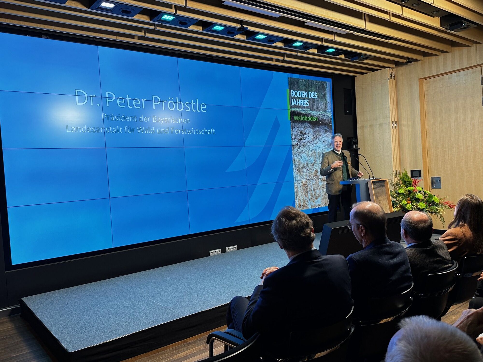 Dr. Peter Pröbstle, Präsident der Bayerischen Landesanstalt für Wald und Forstwirtschaft hält ein Grusswort auf der Festveranstaltung zum Boden des Jahres 2024