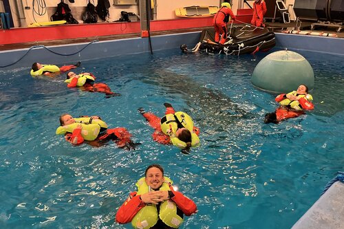 Personen im Schwimmbad mit Schwimmweste